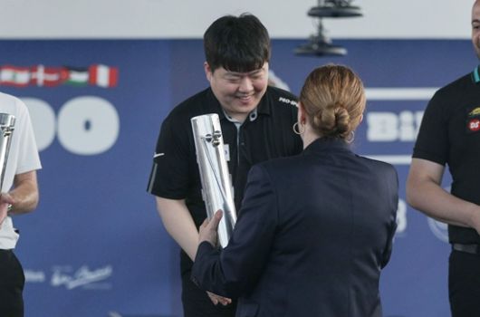 우승 트로피를 받고 있는 조명우. (사진=SOOP)