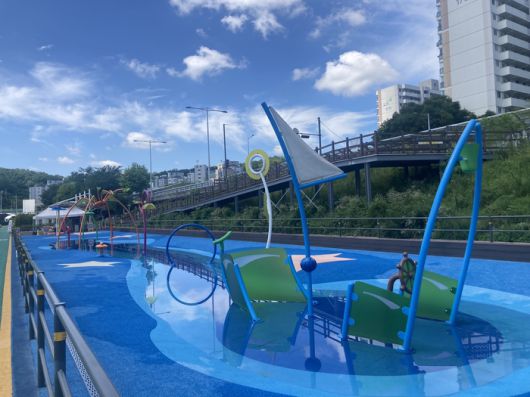 서울 도봉구 녹천교 하류 중랑천변 물놀이장의 모습. <제공=서울 도봉구>