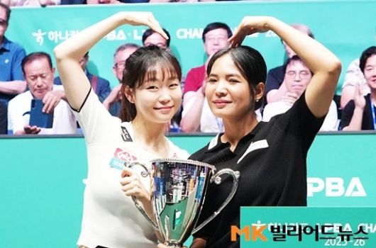 결승전에서 대결한 김보라(왼쪽)와 스롱 피아비가 시상식서 손하트를 그리고 있다.  두 선수는 봉사활동도 함께하는 절친 사이다.