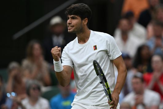 윔블던 테니스 16강전에서 득점에 성공한 카를로스 알카라스가 환호하고 있다. 로이터 연합뉴스