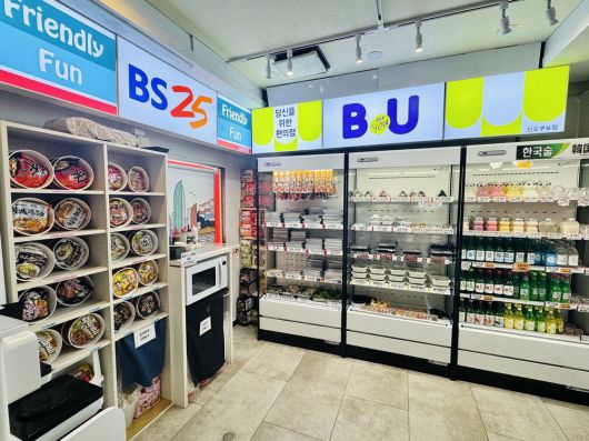 편의점 GS25, CU 간판을 베낀 일본 점포. SNS상에서 알려지며 논란이 됐다.  X 캡처