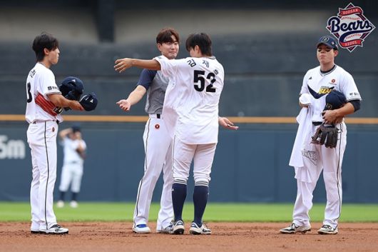 두산 김재호가 박준순에게 유니폼을 넘기고 있다. 사진=두산/연합뉴스 제공