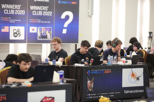 지난해 8월 29일 서울 코엑스에서 열린 '코드게이트 2024' 대회에서 화이트해커들이 경진대회를 펼치고 있다.  한컴그룹