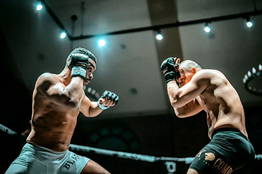 ‘머큐리’ 플라비우 산투스가 2025년 7월 경기도 오산시 블랙컴뱃 챔피언스리그 시즌2 13주차 계약 체중 72㎏ 5분×3라운드 메인이벤트에서 ‘캡틴 코리아’ 정한국을 상대하고 있다. 사진=이데아 파라곤