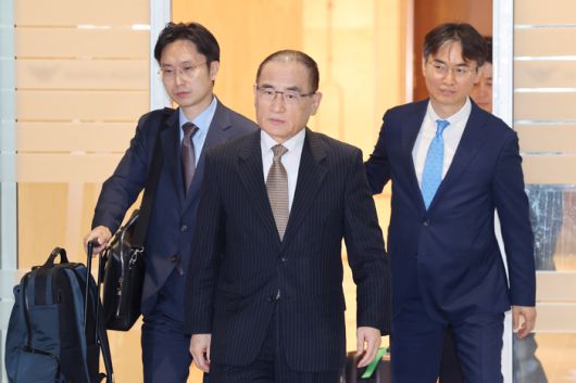 위성락 국가안보실장이 관세협상, 정상회담 등 한미 간 현안에 대한 논의를 위해 지난 6일 인천국제공항을 통해 미국 워싱턴DC로 출국하고 있다. [사진 = 연합뉴스]