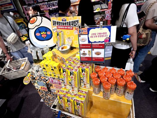 GS리테일이 운영하는 편의점 GS25는 돈키호테와 손잡고 더현대서울에서 다음달 1일까지 약 한 달간 팝업스토어를 운영한다. 8일 돈키호테 팝업 매장에 팔고 있는 PB상품 계란에 뿌리는 간장. 구매 수량이 제한돼 있다 [김혜진 기자]