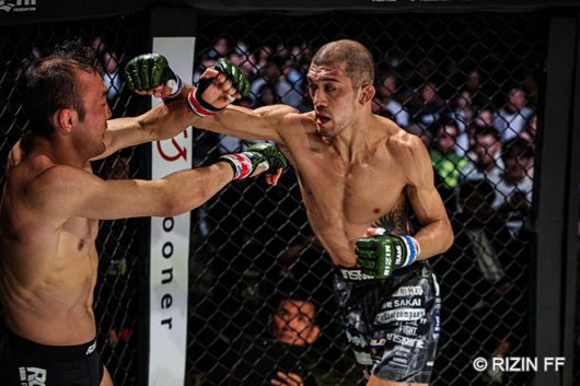 제10대 슈토 밴텀급 챔피언 사토 쇼코가 2025년 5월 인천광역시 파라다이스시티 라이진 월드시리즈 코리아 제10경기 코-메인이벤트에서 초대 ONE 밴텀급 챔피언 김수철을 공격하고 있다. 사토는 종합격투기 메이저대회 13번째 출전이다. 사진=RIZIN FF