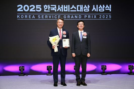 백현 롯데관광개발 대표이사 사장(왼쪽)과 문동민 한국표준협회 회장(오른쪽) / 사진=롯데관광개발