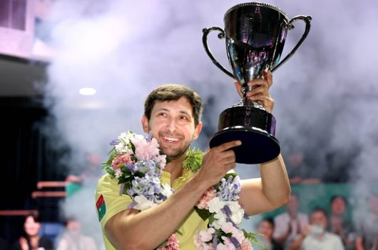 25/26시즌 하나카드PBA챔피언십에서 우승한 마르티네스가 우승트로피를 들고 환호하고 있다. (사진=PBA)