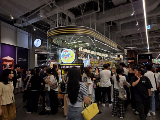 GS리테일이 운영하는 편의점 GS25는 돈키호테와 손잡고 더현대서울에서 다음달 1일까지 약 한 달간 팝업스토어를 운영한다. 8일 돈키호테 팝업 매장 앞에 인산인해를 이루고 있다. [김혜진 기자]