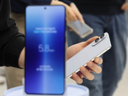 서울 삼성 강남에서 열린 갤럭시S25 엣지 미디어행사에서 제품이 공개되고 있다. 갤럭시 S25 엣지의 두께는 5.8㎜(기본모델 7.2㎜) 수준으로 역대 갤럭시 시리즈 중 가장 얇다. [이충우 기자]