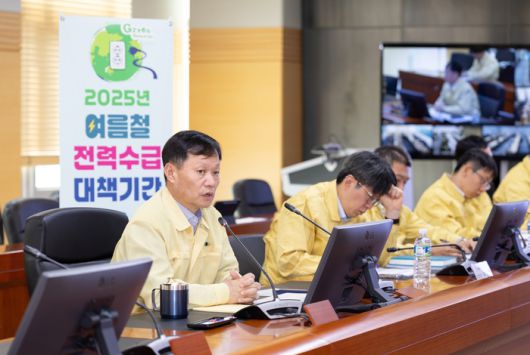 이정복 사장(왼쪽 첫 번째)이 ‘여름철 전력 수급 안정 대책 화상회의’를 주재하고 있다. [사진 = 한국서부발전]