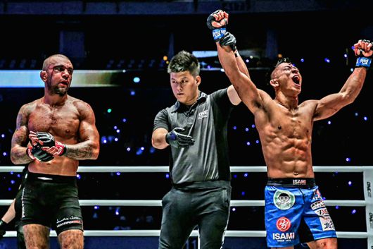 다케나카 다이치가 2019년 8월 필리핀 파사이 몰 오브 아시아 아레나에서 UFC 5경기 및 원챔피언십 밴텀급 챔피언결정전 출신 레안드루 이사를 이긴 후 기뻐하고 있다. 사진=Group One Holdings Pte. Ltd.