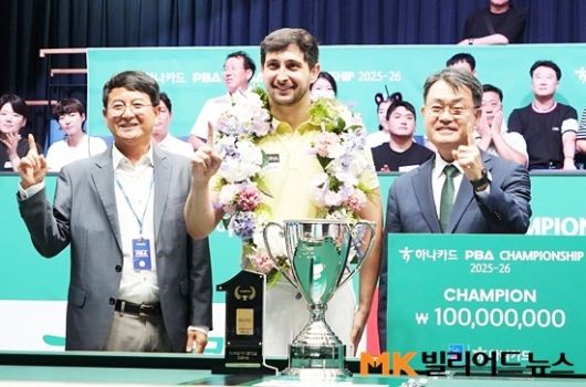 시상식에서 포즈를 취하고 있는 (왼쪽부터) PBA 김영진 전무, 우승 마르티네스, 타이틀스폰서 하나카드 성영수 대표.