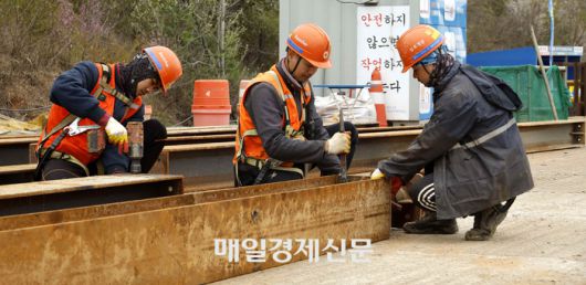 인천시 서구 검단의 도시철도 공사현장에서 근로자들이 작업을 하고있다. [김호영 기자]