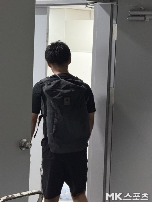 마지막까지 라커룸 내부를 확인하는 모습. 사진=김영훈 기자