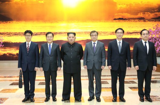 천해성 국가정보원장 특보(오른쪽 둘째)가 통일부 차관 재직 당시인 2018년 3월 평양을 방문해 김정은 북한 국무위원장과 기념촬영을 하고 있다. 왼쪽부터 윤건영 청와대 국정상황실장(현 더불어민주당 의원), 정의용 당시 국가안보실장, 김정은 위원장, 서훈 국정원장, 천 특보, 김상균 국정원 2차장. [매경DB 자료사진]