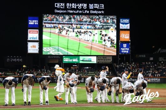 8일 대전 KIA전에서 승리한 한화 선수들이 팬들에게 인사하고 있다. 사진=한화 제공