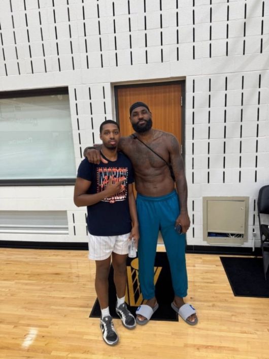 제임스가 최근 클리블랜드를 방문했다는 소식이 전해졌다. 그는 클리블랜드의 훈련 시설에서 서머리그 초청 선수 덴버 존스와 함께 사진 촬영을 했다. 그리고 클리블랜드에서 골프까지 즐긴 것으로 알려졌다. 우연인지 알 수 없으나 제임스는 ‘WELCOME HOME’이 적힌 모자를 쓰고 있었다. 사진=X