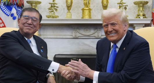 지난 2월 미국 백악관에서 트럼프 대통령과 정상회담을 하며 악수를 나누고 있는 이시바 총리.