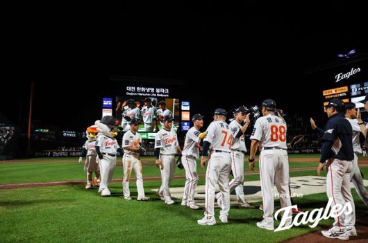 50승 고지에 선착한 한화 선수단. 사진=한화 제공