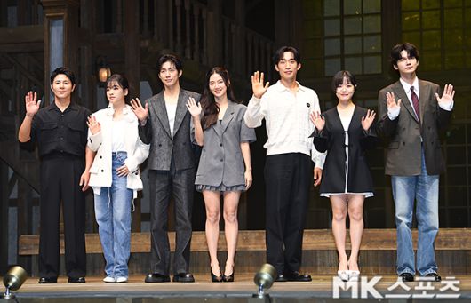 9일 오후 서울 서초구 예술의전당 CJ토월극장에서 ‘셰익스피어 인 러브’ 기자간담회가 진행됐다. 이날 자리에는 제작진 송한샘 프로듀서와 배우 이규형, 손우현, 이상이, 옹성우, 이주영, 박주현, 김향기, 임철형이 참석했다. / 사진 = 천정환 기자