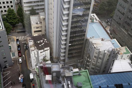 서울 대표 업무지구인 서울시청역 주변으로 낡은 오피스 건물이 밀집해 있다.  김호영 기자
