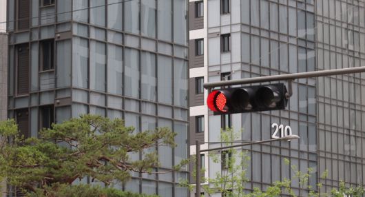 서울시내 한 아파트 단지 앞 신호등이 빨간불로 점멸돼 있다. [이승환 기자]