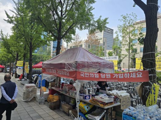 윤석열 전 대통령을 지지하는 보수단체 등에서 내건 국민의힘 당원 가입 배너. [양세호 기자]