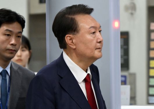 윤석열 전 대통령이 지난 9일 서울 서초구 서울중앙지법에서 영장실질심사를 마치고 나오고 있다. [사진 = 사진공동취재단]