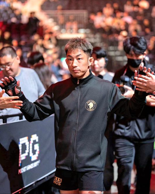 ‘무사’ 다케나카 다이치가 2025년 5월 인천광역시 영종국제도시 인스파이어 아레나 8천여 관중 앞에서 블랙컴뱃 14 종합격투기 밴텀급 5분×3라운드 경기를 치르기 위해 입장하고 있다. 사진=이데아 파라곤