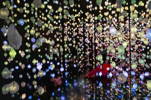 전시장에 누워서 피필로티 리스트의 [Turicum Pixelwald]를 감상하고 있는 관객들. ©Kunsthaus Zürich