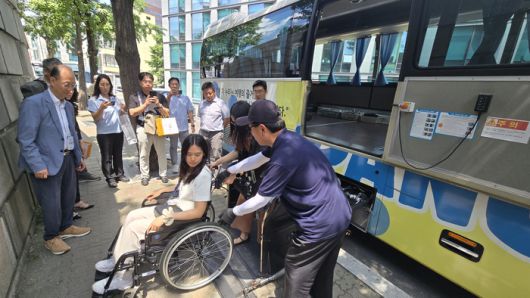 참석자들이 휠체어의 서울다누림버스 탑승 시연 현장을 보고 있다 / 사진=서울관광재단