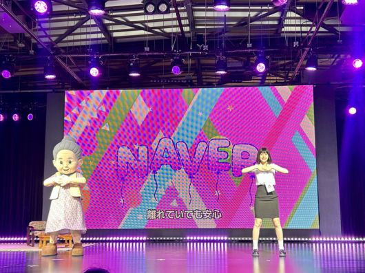 오사카 엑스포 네이버 전시관에서 고령자와 클로바 케어콜의 대화를 바탕으로 한 연극과 율동 공연이 진행되고 있다. [사진 = 안선제 기자]