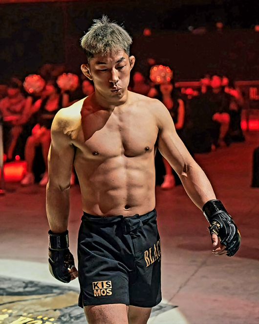 ‘무사’ 다케나카 다이치가 2025년 5월 인천광역시 영종국제도시 인스파이어 아레나 8천여 관중 앞에서 블랙컴뱃 14 종합격투기 밴텀급 5분×3라운드 경기를 치르기 위해 입장하고 있다. 사진=이데아 파라곤