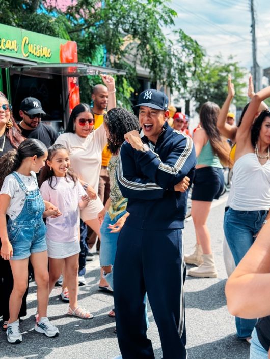 하이브 라틴 아메리카가 ‘레게톤 슈퍼스타’ DY를 영입했다고 11일 밝혔다. DY는 이와 동시에 신곡 ‘Sonríele(손리에레)’를 발표하고 자신의 새로운 시작을 알렸다.