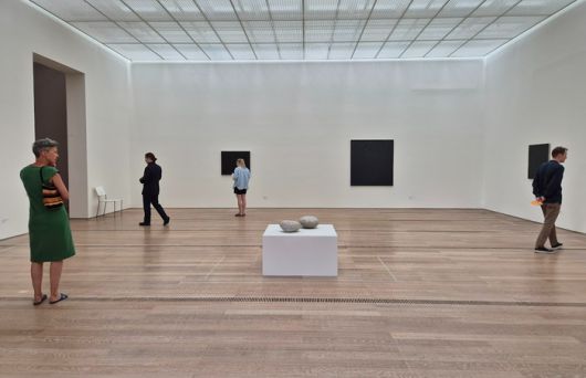 여백이 있고 명상적인 비야 셀민스의 전시. 뒤편의 검은 그림이 별빛을 그린 회화 작품이다. ©김슬기