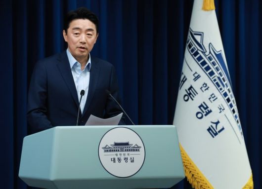 강훈식 대통령비서실장이 11일 서울 용산 대통령실 청사에서 이재명 대통령의 문화체육관광부 및 국토교통부 장관 인선을 발표하고 있다. [사진 출처 = 연합뉴스]