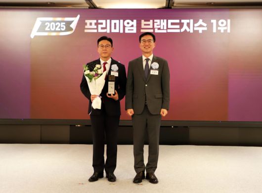 11일 소공동 롯데호텔에서 열린 ‘2025 프리미엄브랜드지수(KS-PBI)’ 인증 수여식에서 김도한 The-K예다함 대표(왼쪽)가 한국표준협회 문동민 회장으로부터 인증패를 수여받은 후 기념 촬영을 하고 있다. [사진 제공 = 예다함]