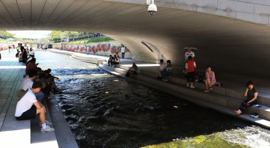 폭염이 계속된 11일 서울 청계천 다리밑 그늘에서 시민과 관광객이 휴식하고 있다. [사진 출처 = 연합뉴스]