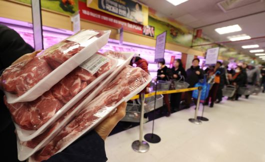 서울 이마트 은평점 삼겹살 매장에서 시민들이 구입을 위해 줄 서 있다. [사진 = 연합뉴스]