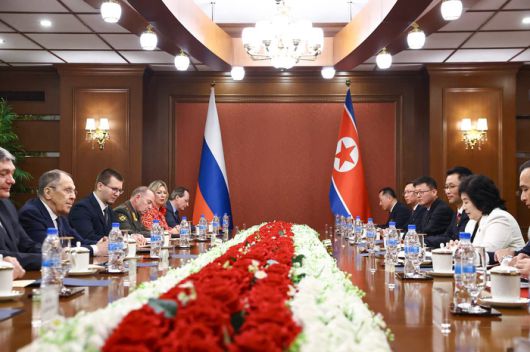 지난 11일 방북한 세르게이 라브로프 러시아 외무장관이 12일 원산에서 최선희 북한 외무상과 회담했다고 주북 러시아 대사관이 텔레그램을 통해 발표했다.[사진 = 연합뉴스]