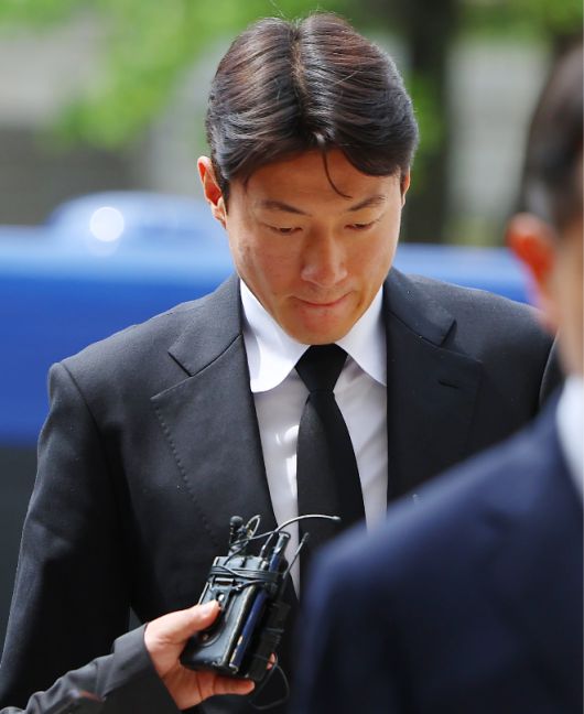 불법 촬영 혐의로 1심에서 징역 1년에 집행유예 2년을 선고받은 축구선수 황의조가 6월 19일 서울 서초구 서울고등법원에서 열린 2심 첫 공판에 출석하고 있다. 사진=연합뉴스