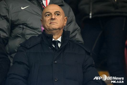 다니엘 레비 토트넘 회장. 영국 현지에선 “다니엘 레비 토트넘 회장이 서두르다가 역풍을 맞은 듯하다”는 지적이 나온다. 토트넘은 2025-26시즌을 앞두고 임대생 신분이었던 마티스 텔, 케빈 단소를 완전 영입했다. 토트넘은 일본이 기대하는 수비수 타카이 코타에 이어 가나 국가대표팀 에이스 모하메드 쿠두스도 품었다. 토트넘은 깁스 화이트까지 품어내며 2025-26시즌 준비에 박차를 가하려고 했었다. 노팅엄은 현재 법적 조치를 한 상태는 아니다. 토트넘은 노팅엄과의 대화를 이어가고자 한다. 노팅엄과 토트넘이 깁스 화이트 이적을 두고 생긴 갈등을 어떻게 풀어갈지 관심이다. 사진=ⓒAFPBBNews = News1