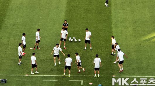 7월 12일 중국과의 경기를 앞두고 몸을 풀고 있는 일본 축구 대표팀 선수들. 사진=이근승 기자