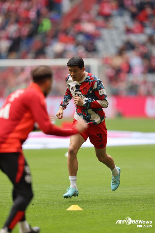 김민재는 경주 한국수력원자력, 전북 현대, 베이징 궈안(중국), 페네르바체 SK(튀르키예), SSC 나폴리(이탈리아)를 거쳐 2023년 여름 이적시장에서 뮌헨 유니폼을 입었다. 김민재의 뮌헨 데뷔 시즌(2023-24)은 만족스럽지 않았다. 김민재는 2023-24시즌 전반기엔 뮌헨 주전 수비수로 맹활약했다. 시즌 초엔 14경기 연속 풀타임을 소화하며 ‘혹사 논란’까지 불거질 정도로 김민재를 향한 신뢰가 두터웠다. 후반기는 달랐다. 김민재는 1월 카타르에서 열린 아시아축구연맹(AFC) 아시안컵 참가 후 에릭 다이어에게 주전 자릴 내줬다. 사진=AFPBBNews=News1