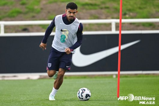 토트넘은 그런 깁스 화이트를 2선 전력의 핵심으로 품고자 했다. 토트넘 토마스 프랭크 감독은 “깁스 화이트의 창의성과 볼 배급 능력은 팀에 큰 도움이 될 것”이라고 기대했었다. 토트넘이 화끈하게 지갑을 열면서 깁스 화이트 영입은 빠르게 진행되고 있다. 노팅엄과 깁스 화이트의 계약서에 명시된 바이아웃 조항엔 ‘구단의 허락 없이 발동될 수 없다’는 문구가 들어있는 것으로 알려진다. 사진=AFPBBNews=News1