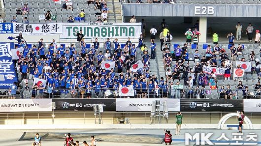 7월 12일 중국과의 경기를 앞두고서부터 열띤 응원에 나서고 있는 일본 팬들. 사진=이근승 기자