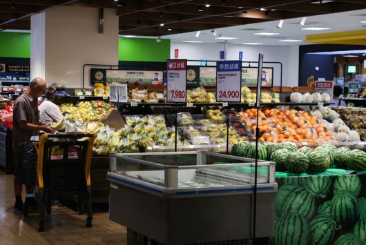 서울 시내 한 대형마트에서 시민들이 장을 보고 있다. [사진 = 연합뉴스]