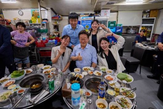 이재명 대통령이 지난 11일 저녁 서울 광화문 인근 한 식당에서 ‘대통령과 외식합니다’ 행사를 갖고 대통령실 직원 등 참석자들과 기념촬영을 하고 있다. [사진 = 연합뉴스]